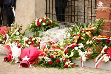 Inowrocław uczcił 81. rocznicę końca wojny przy obelisku pamięci