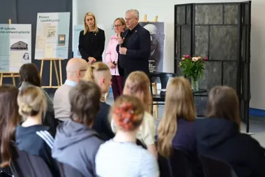 Wystawa o Januszu Korczaku w inowrocławskim MDK. Wicestarosta otworzył ekspozycję